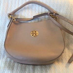 Tory Burch Carson Hobo in blush pebbled leather. New without tags. L11xH9xD4